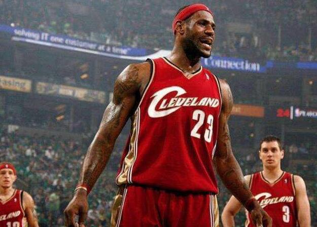詹姆斯进入nba之后,曾获得了一个外号"the chosen one,翻译成