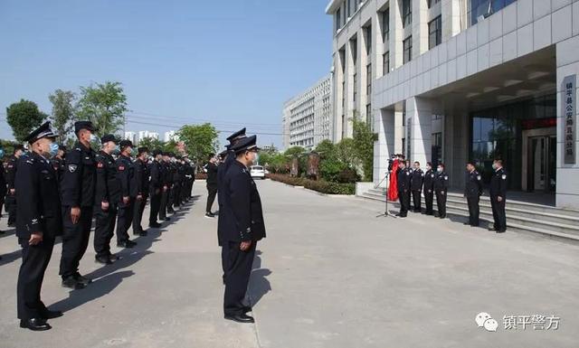 镇平网讯4月28日,镇平县公安局在石佛寺派出所举行了"枫桥式公安