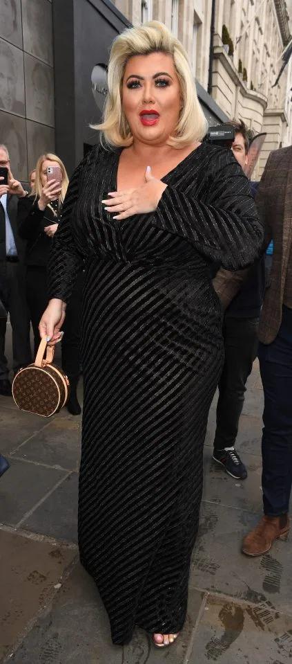 英国女星公开被骂大肥猪！穿连体衣满屏赘肉，
