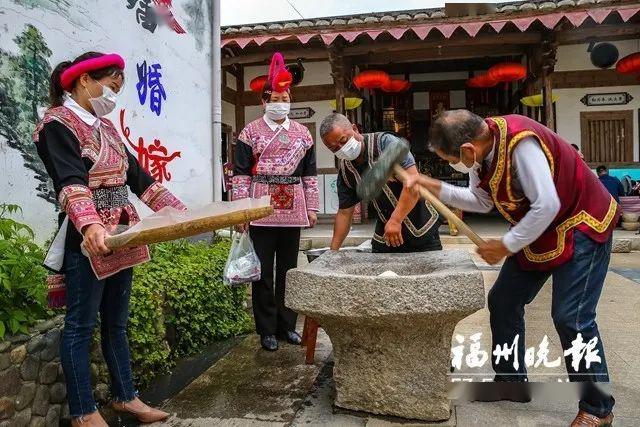 起步镇水口洋村展示畲族民俗活动打糍粑.