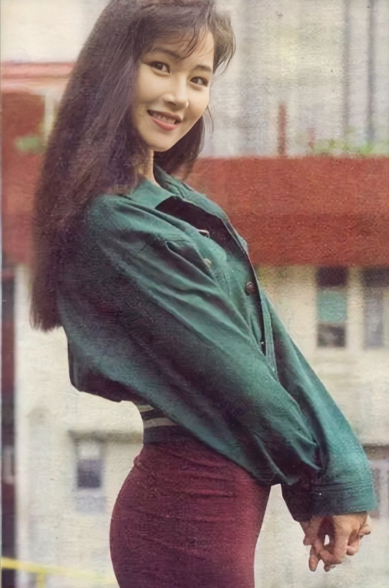 先来看看万绮雯年轻时候的状态,拿过香港小姐亚军的她颜值身材状态不