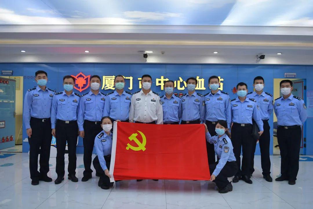 承载着大家的爱心小小的献血车近日,厦门边检总站机关党委组织开展无