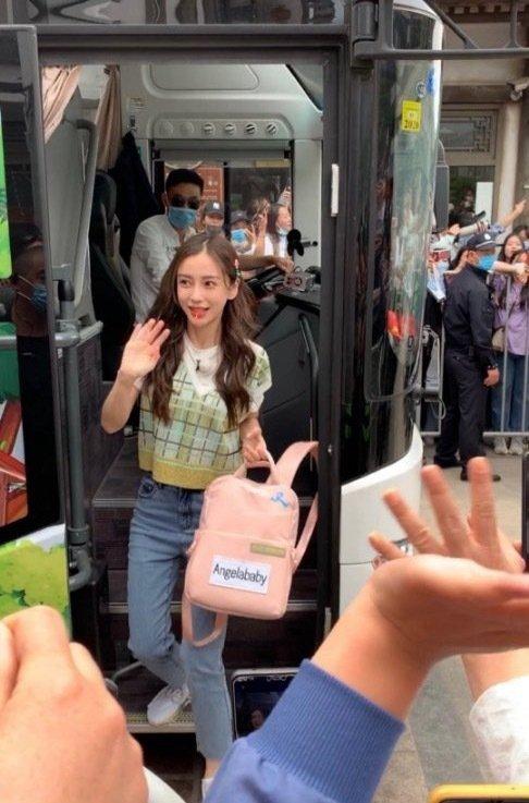 跑男录制被网友偶遇，baby背粉色书包与蔡徐坤同