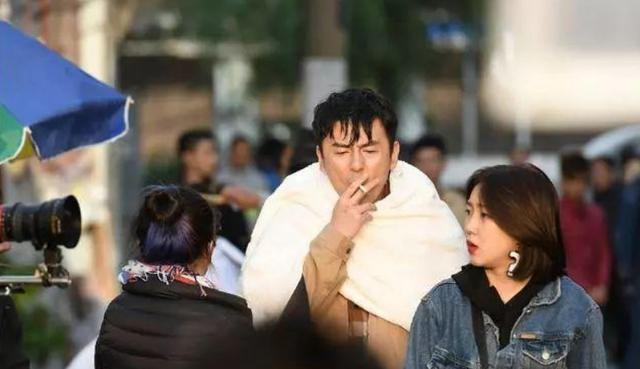 张艺兴与朋友现身上海聚会，身穿黄色外套十分