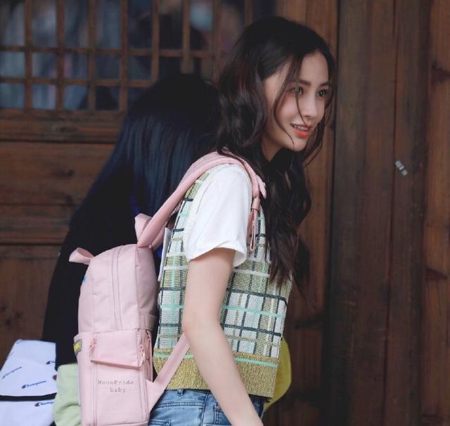 跑男录制被网友偶遇，baby背粉色书包与蔡徐坤同