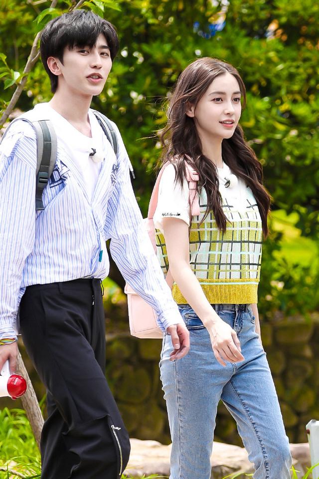 跑男录制被网友偶遇，baby背粉色书包与蔡徐坤同