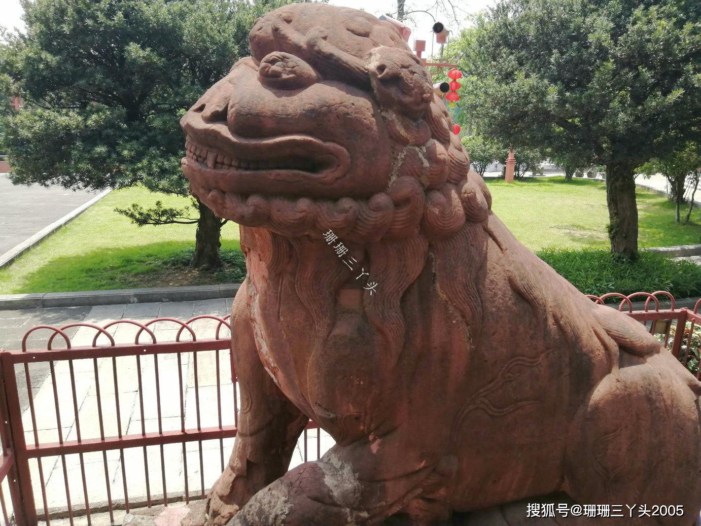 广州现存明代最大的石狮子，放在“老城标”门前，游客：是红色？_手机搜狐网