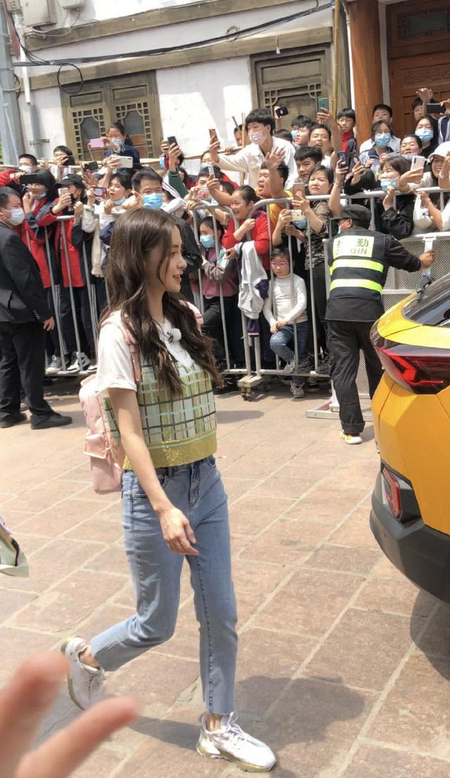 跑男录制被网友偶遇，baby背粉色书包与蔡徐坤同