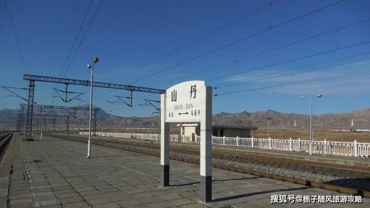 临泽南站为兰新客运专线设立的新客运站,位于甘肃省张掖市临泽