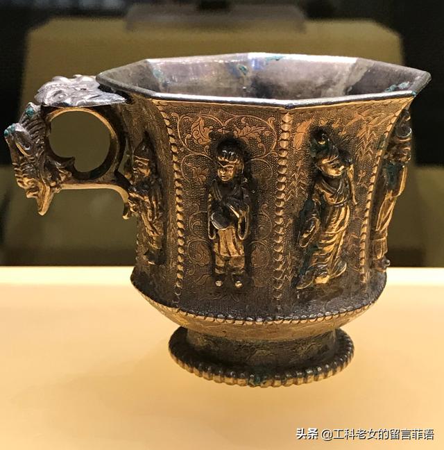 清华大学博物馆展出的唐代皇家器物,两件是与唐僖宗有关是琉璃器