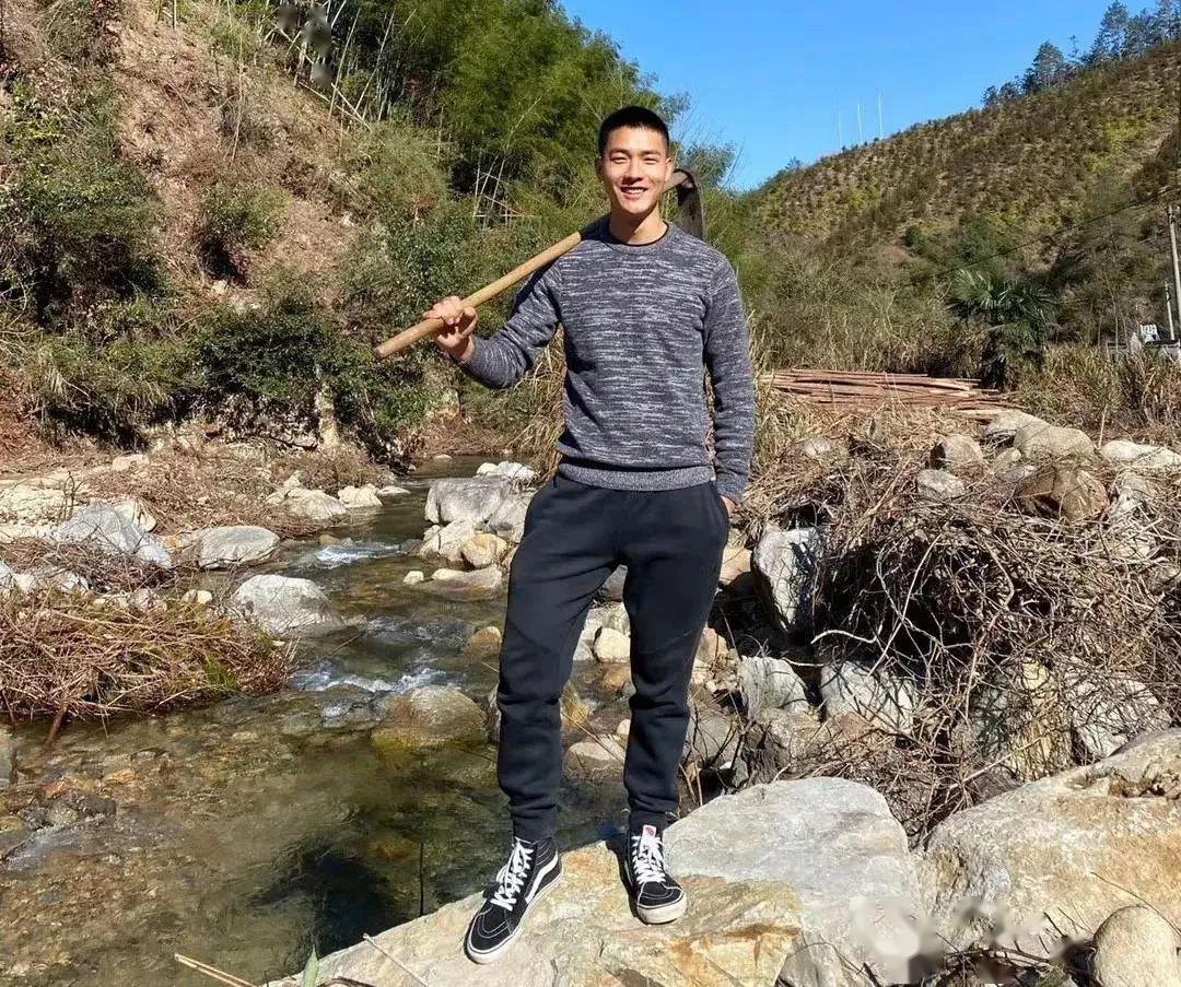 他把大山里的"秘蜜"带到各地  也把远方的客人  带回自己的美丽家乡