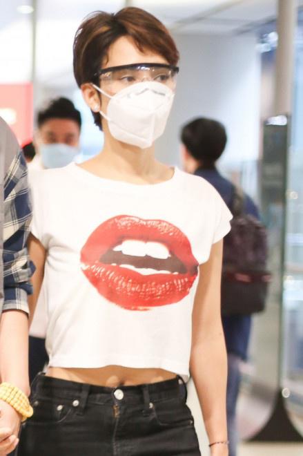 韩庚夫妇现身机场亲密牵手卢靖姗短发造型秀蛮腰_口罩