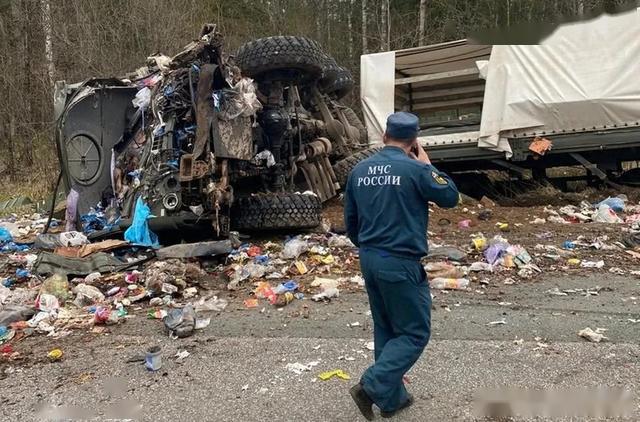 事发地点道路比较空旷,虽然路面不算宽,并不足以容纳两辆卡车快速通过