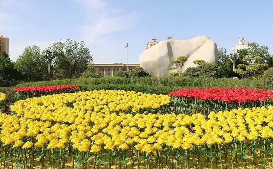 花卉造型扮靓城市 奎屯市鲜花烂漫喜迎"五一"