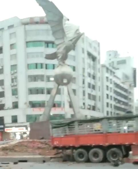 信宜发生一起车祸,差点把标志"飞鹰"吓飞了