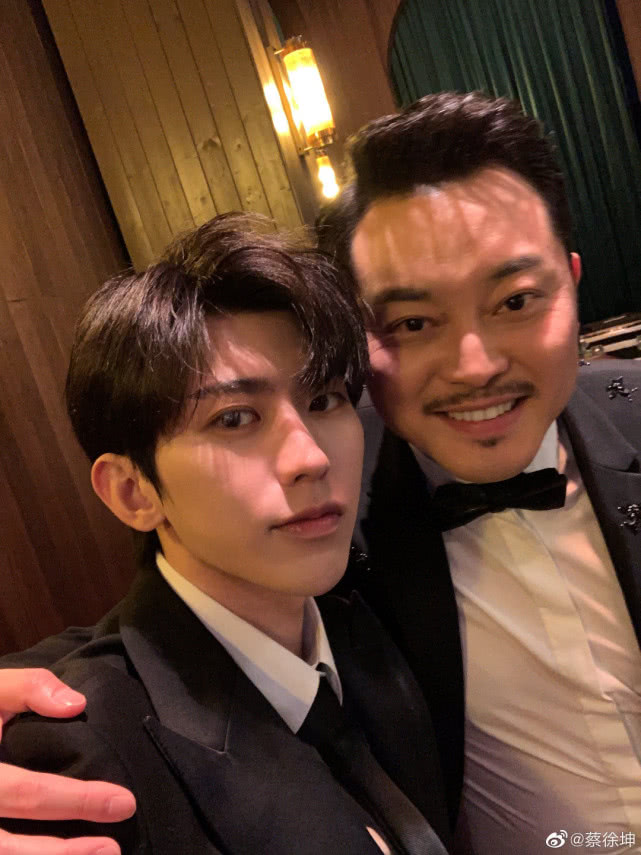 原创蔡徐坤晒跑男大合影不p图太耿直baby李晨郑恺肤色真实
