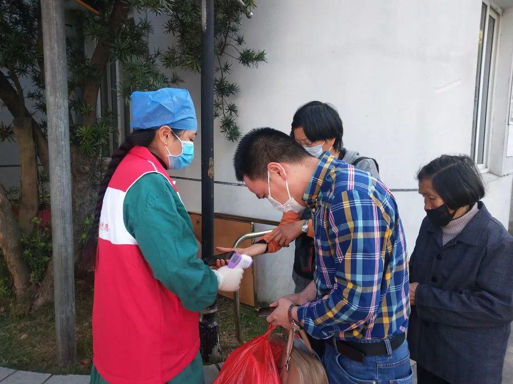 抗击疫情 最美志愿者|记博爱中医院导医