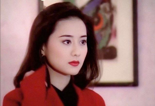 到近日离婚消息传出,网友们在吃瓜之余,不忘发一波她年轻时的照片,舔