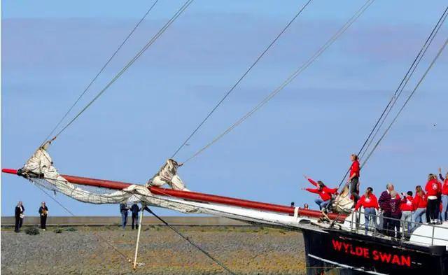航班停飞24个荷兰中学生靠帆船横渡大西洋回国