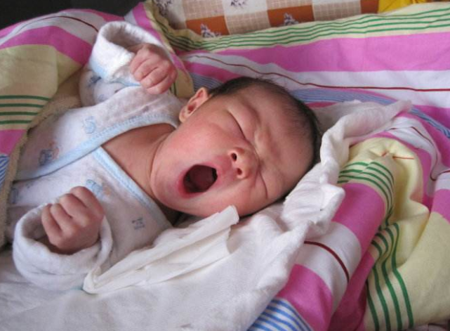 1-6个月宝宝睡不踏实、醒来哭闹，可能是这些原因，家长要知道