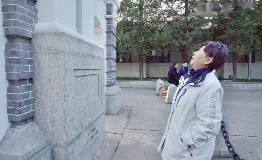 张克群在清华大学二校门