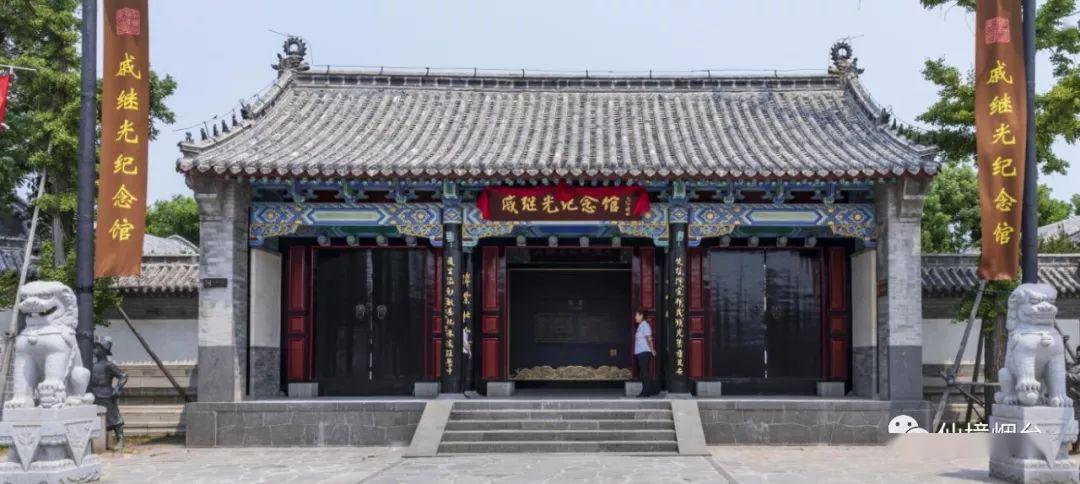 古港历经千年沧桑变幻仍巍峨屹立俯瞰蓬莱水城也是抗倭英雄戚继光的