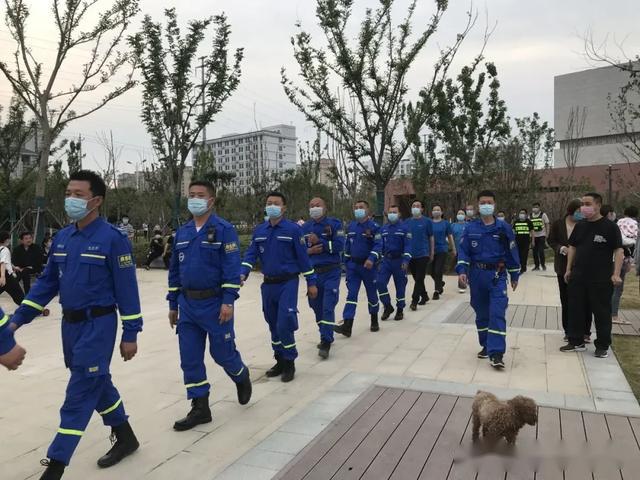 安全防护在县应急管理局的统一部署下临泉县蓝天救援队共计出动24名队员