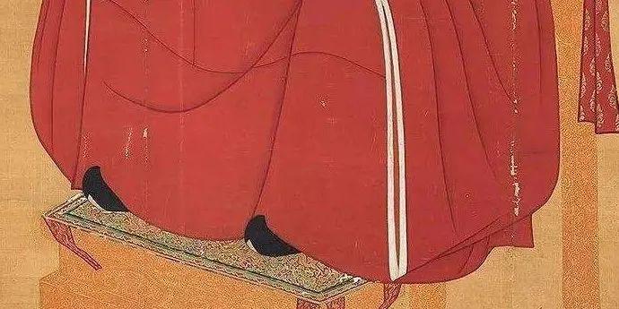 头戴黑纱幞头,端坐于靠背椅上,几乎与台北故宫藏《宋仁宗坐像》完全