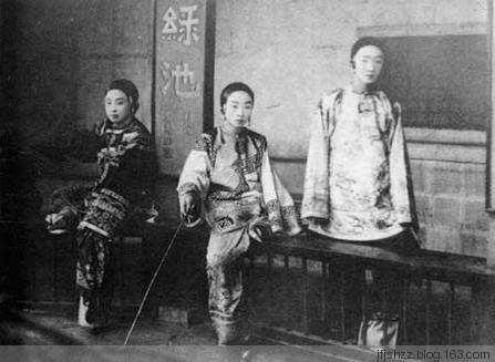 原创国民党战犯半夜解大便，背靠背遇见女鬼，雪白的大屁股露外面