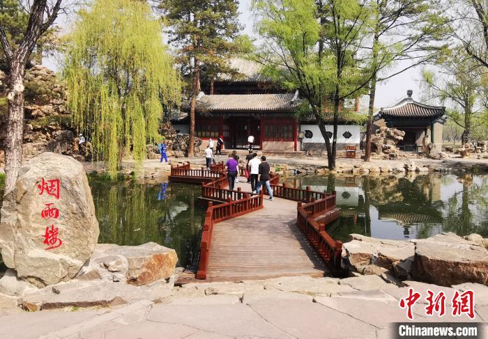 避暑山庄烟雨楼 张桂芹 摄 当地提示市民出游必须提前关注