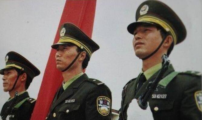 中国警察队伍的警服上,1990年,为何会停止使用红领章?