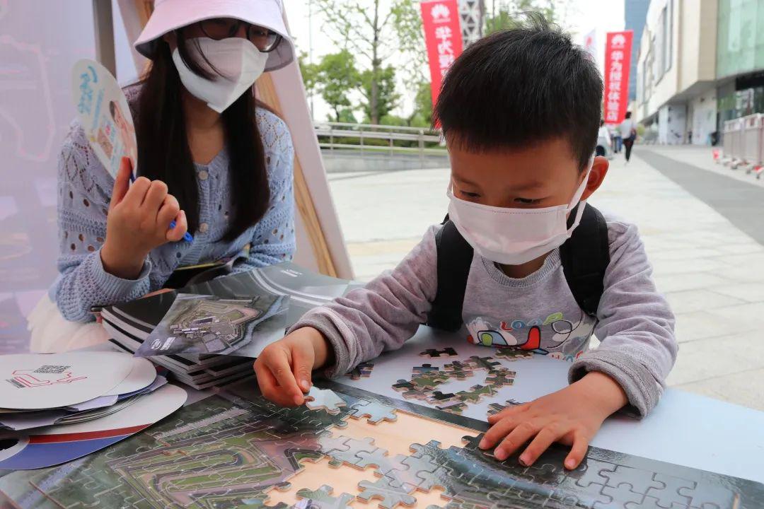 活动间隙,宁波国际赛道贴心得准备了小椅子和拼图游戏,给等候的小朋友