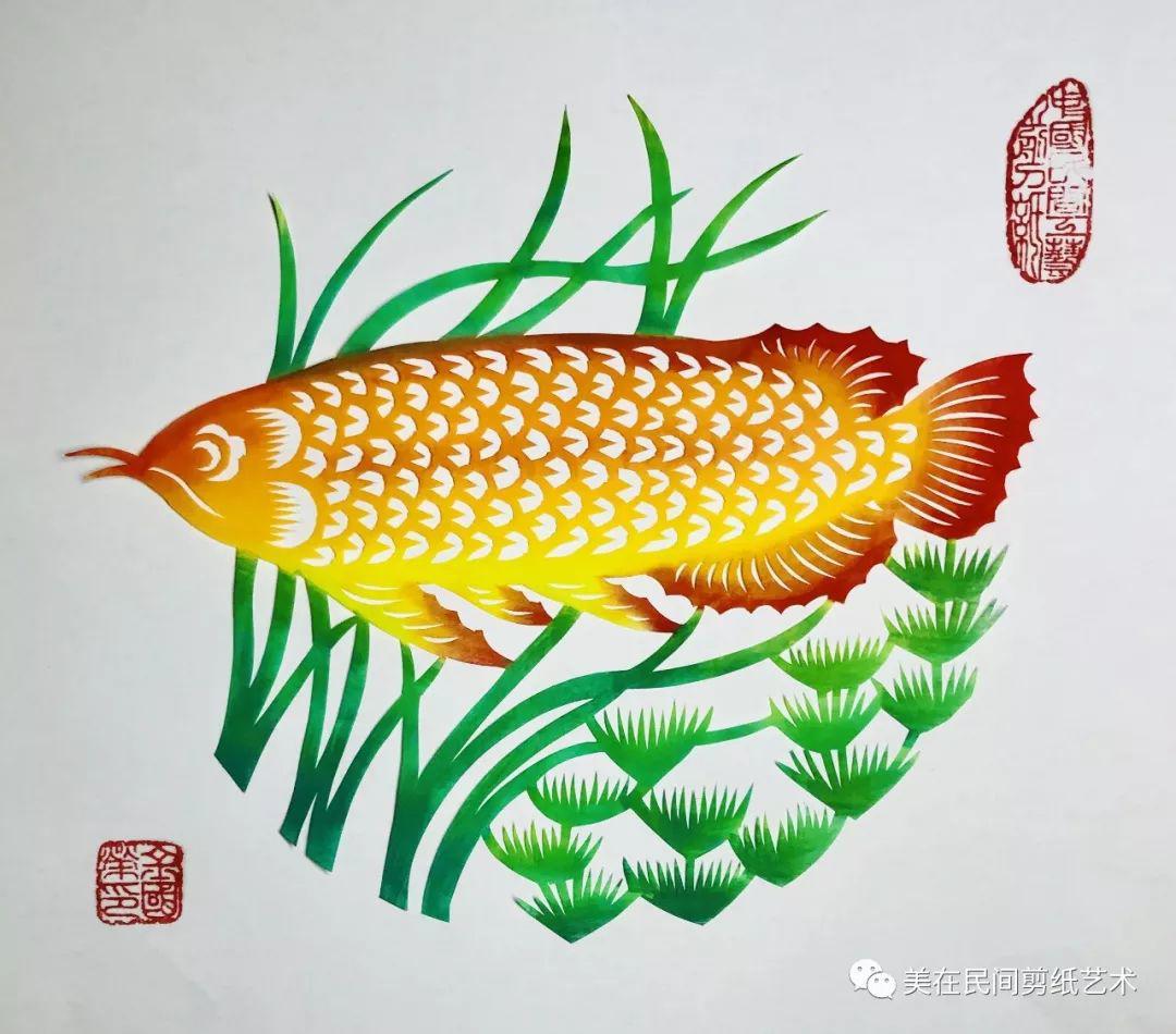 (作品:彩绘真丝剪纸《金龙鱼》)