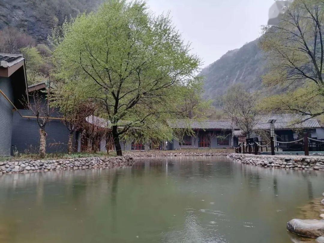 贰溪山胜境风景区溪山胜境风景区(原秀房沟风景区)是由陕西照金正昱