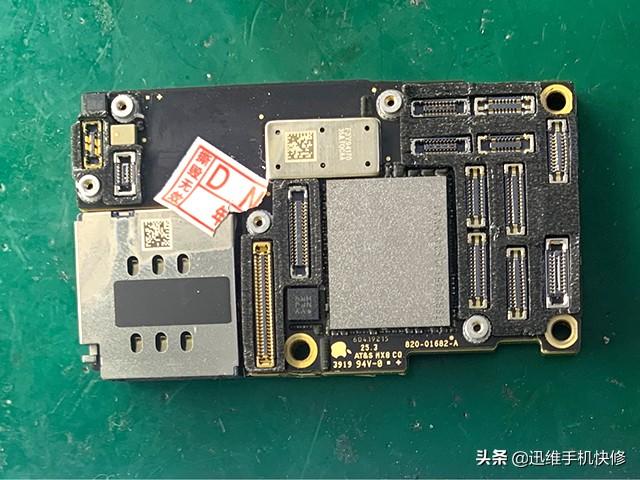 1/ 12 被重摔报废的iphone 11 pro max 拆机,取下主板.