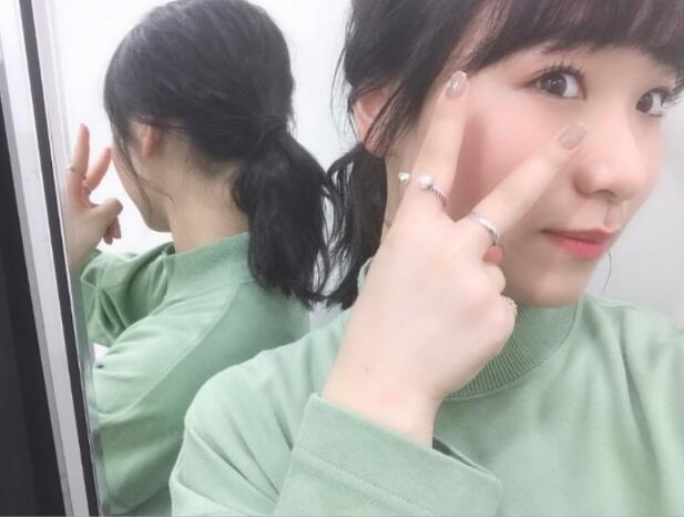 原创伊藤美诚对镜自拍！妆容精致气质成熟，做美甲比剪刀手戒指抢镜