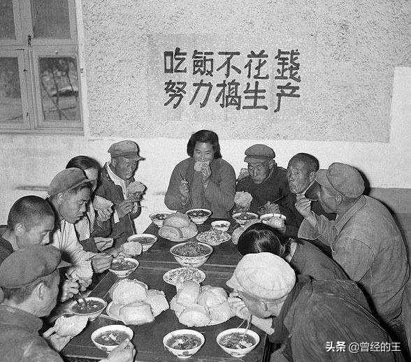 一组老照片:60年代的人民公社,吃"大锅饭",摸石头过河