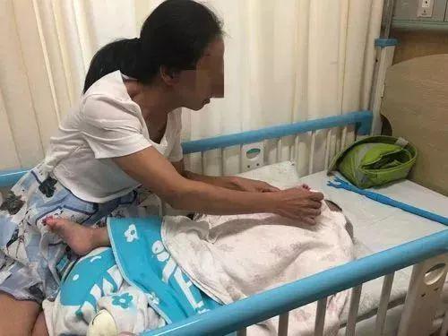 『男婴』医生也点赞！男婴被100℃洗澡水烫伤！妈妈不顾全家反对做了一件事