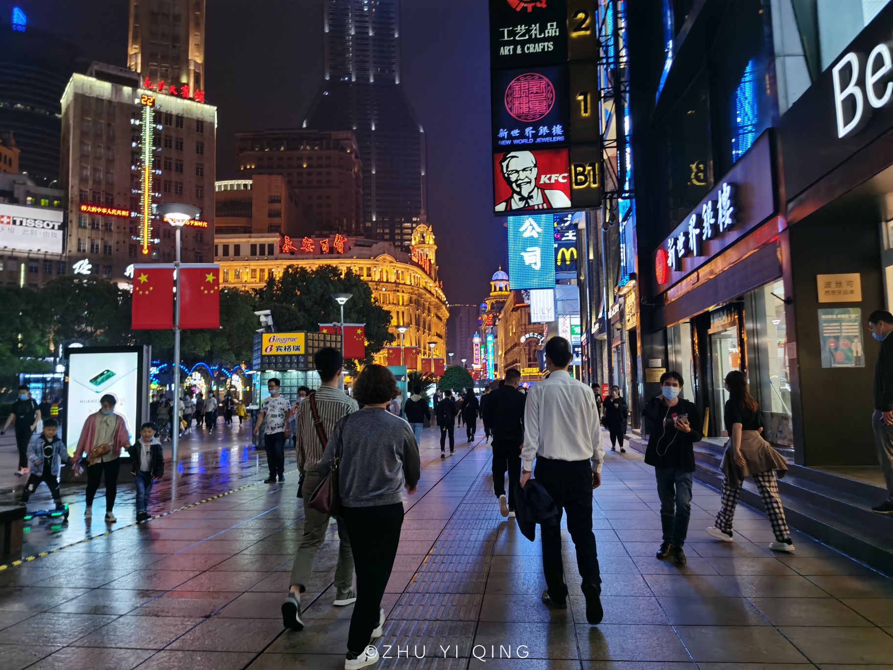 原创 实拍五一小长假上海南京路夜景,人潮汹涌,与往年