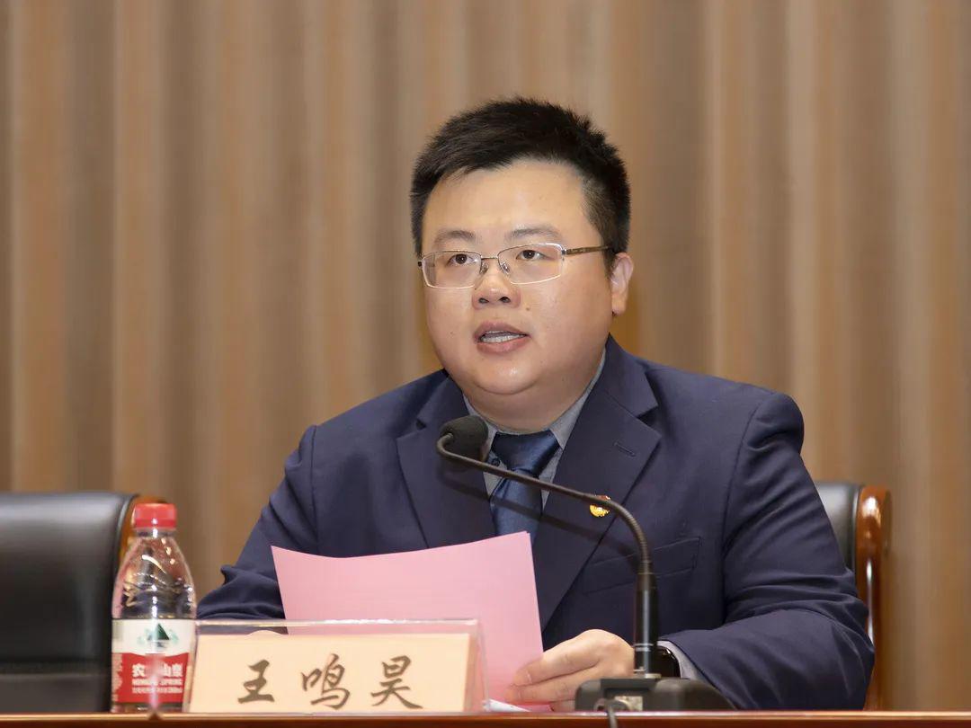 团市委书记王鸣昊代表各界青年发言.