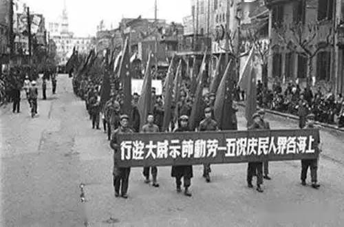 、举行了声势浩大的游行、集会，这就是中国历史上的第一个五一劳动节。