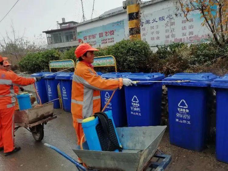 为了维护辖区环境卫生秩序,仲宫街道开展五一环卫设施大清洁行动,重点