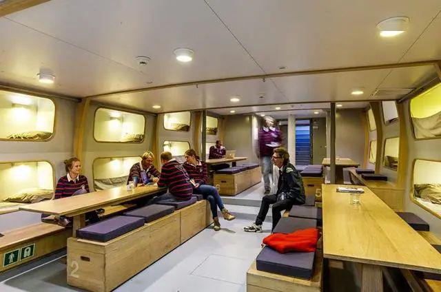 航班停飞24个荷兰中学生靠帆船横渡大西洋回国