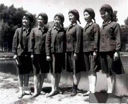 同时,全军女军人换发裙服,裙子颜色陆军为草绿色,海,空军为蓝色.