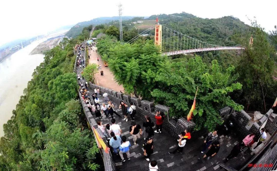 也是 乐山第一座玻璃吊桥 开放至今,每天都有无数游客来此处打卡 2