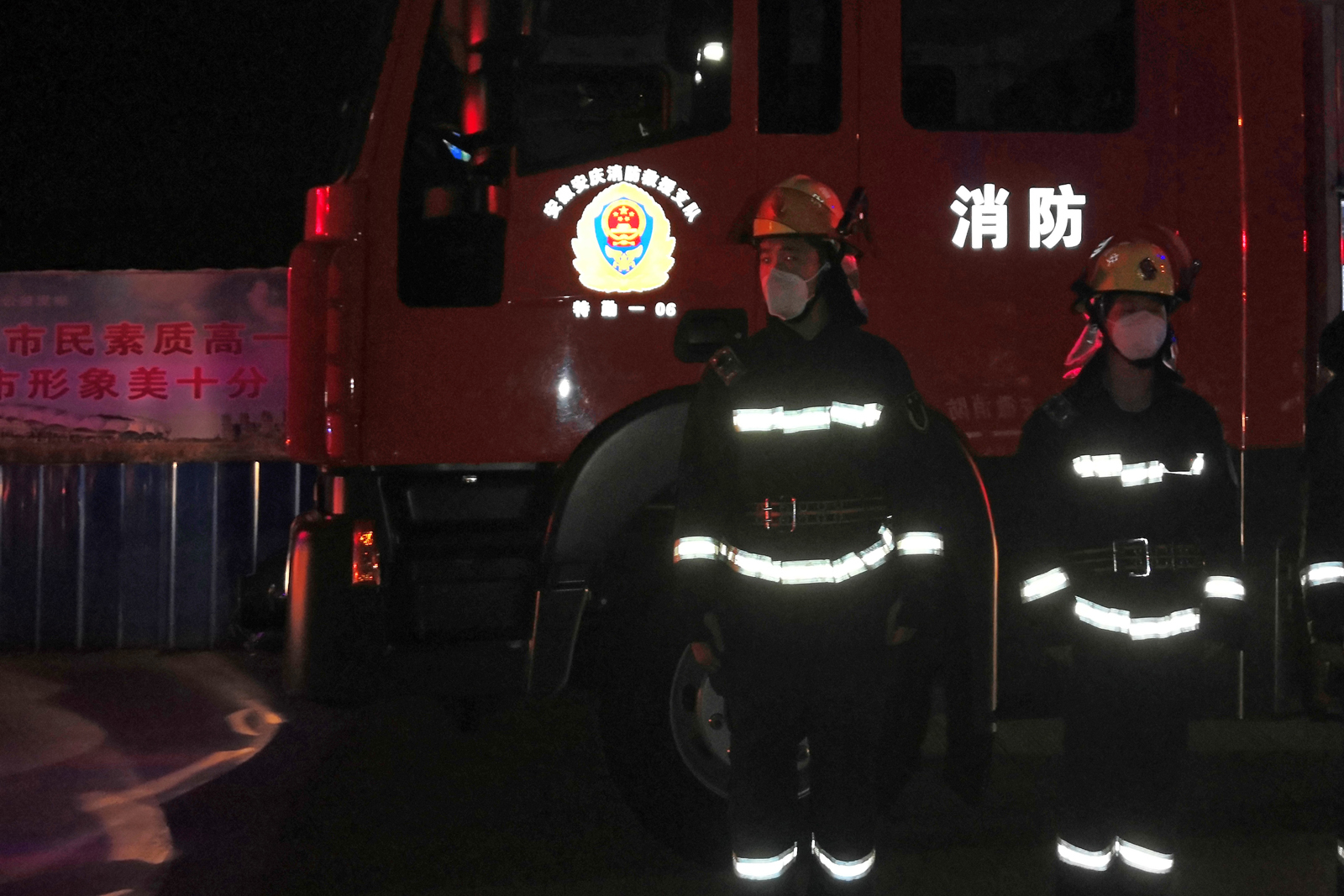 安徽安庆│五一劳动节里的最美身影:消防队员凌晨出警灭火