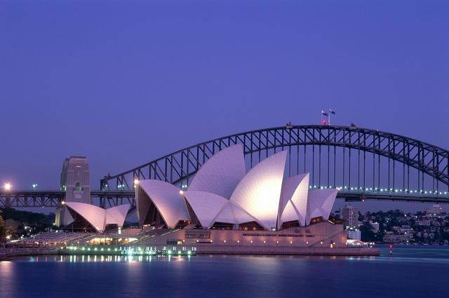 1973年10月20日正式投入使用,是澳大利亚地标式建筑
