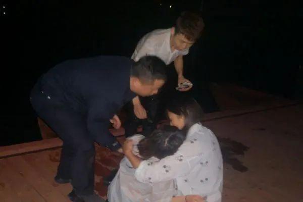 兴国一女子醉酒后浮桥跳河轻生 民警紧急救助化险为夷