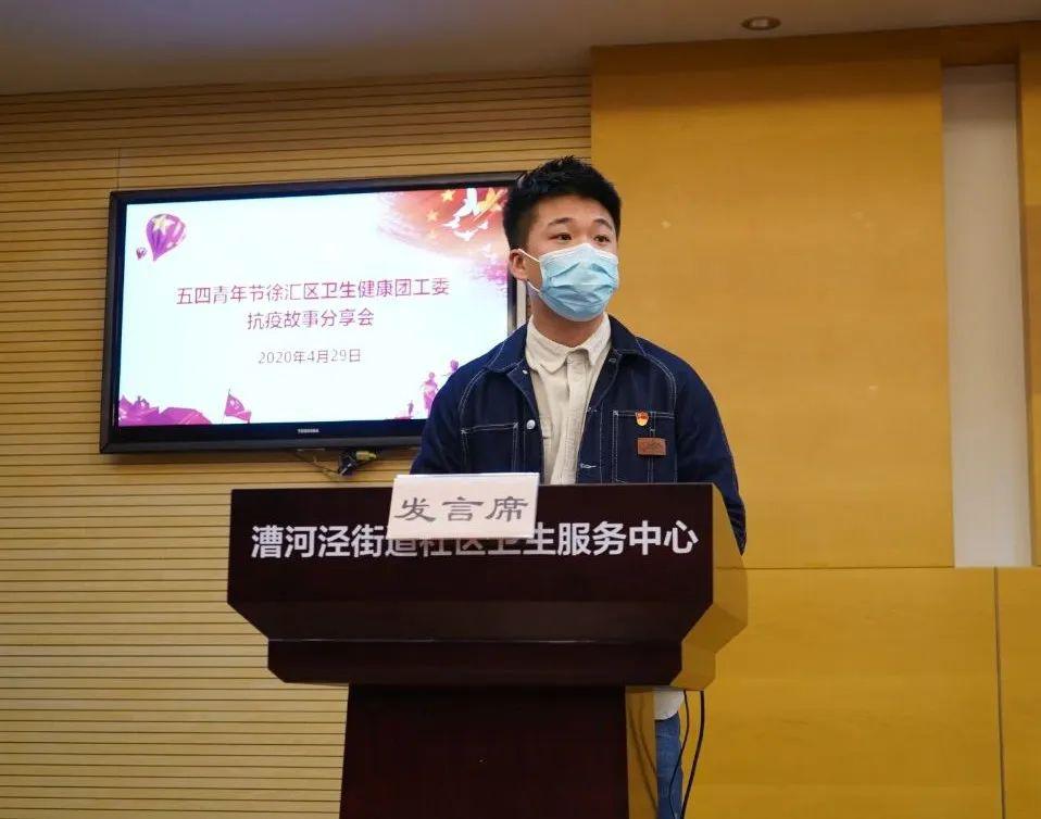 分享会首先邀请援鄂医护人员代表马骏驰,集中隔离点医护人员代表何珑