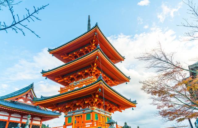 清水寺是京都最古老的寺院,被列为日本国宝建筑之一